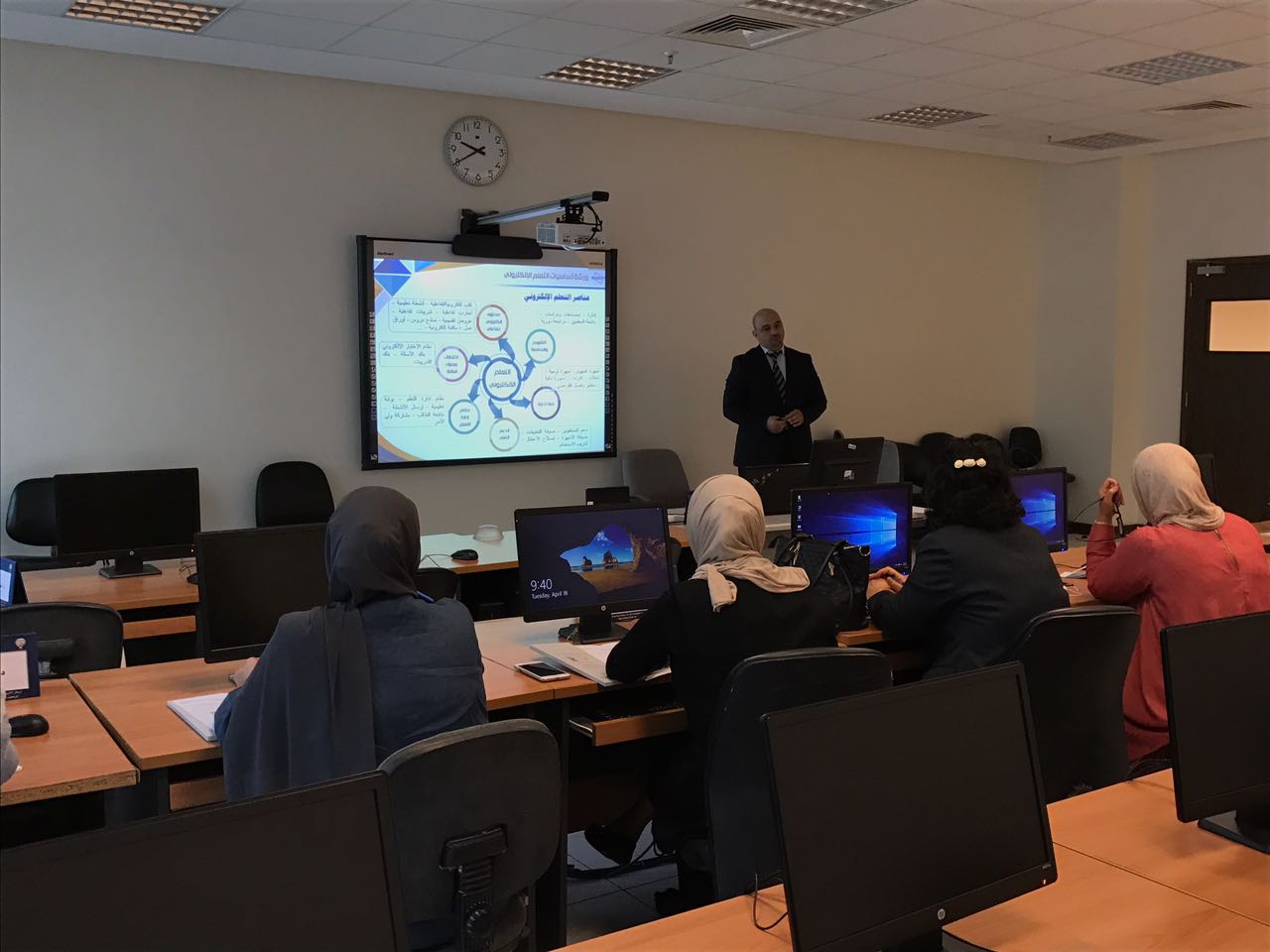 د.محمد درغام أثناء استعراضه عناصر التعلم الإلكتروني