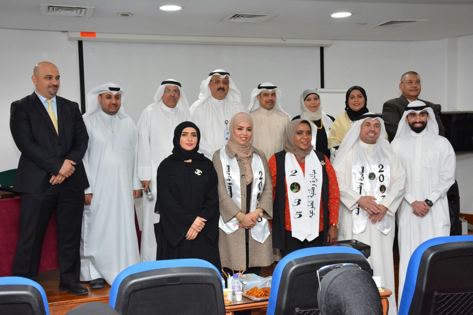 صورة جماعية لأعضاء المبادرة مع مدراء المركز الإقليمي